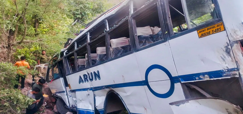Reasi Bus Attack: जम्मू-कश्मीर में श्रद्धालुओं से भरी बस पर आतंकी हमला, 9 की मौत, 33 लोग घायल