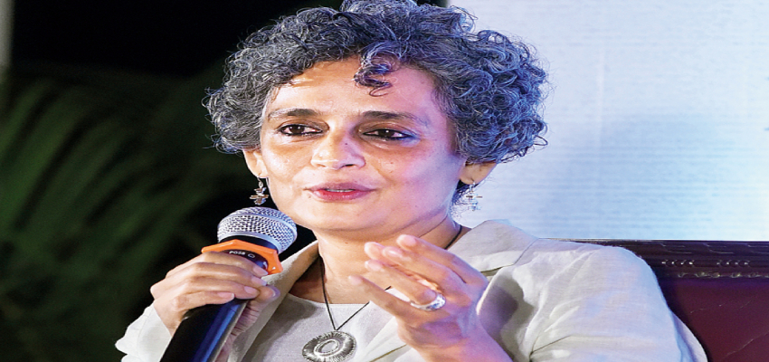 Arundhati Roy पर चलेगा UAPA के तहत मुकदमा, प्रख्यात लेखिका पर लगे हैं ये गंभीर आरोप