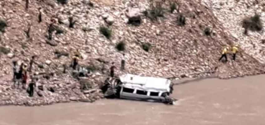 Uttarakhand accident : बद्रीनाथ हाईवे पर गहरी खाई में गिरा टेम्पो ट्रैवलर, कई लोगों की मौत