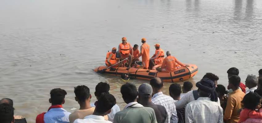 Bihar Boat Accident: बिहार में हुआ बड़ा हादसा, गंगा दशहरा पर श्रद्धालुओं से भरी नाव नदी में पलटने से 6 लोग हुए लापता
