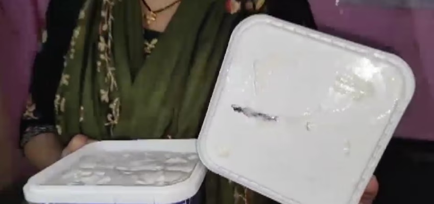 Noida News:  पहले निकली कटी उंगला और अब..., ऑनलाइन मंगाई आइसक्रीम का डिब्बा खोलते ही महिला के उड़े होश