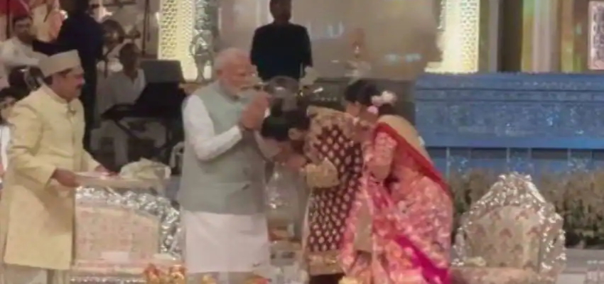 Anant-Radhika Reception:  अंबानी परिवार ने PM Modi का किया भव्य स्वागत, Anant-Radhika ने पैर छूकर लिया आशीर्वाद