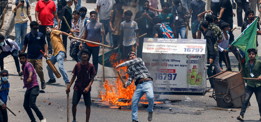 
								Bangladesh Protest: बांग्लादेश में क्यों भड़की हिंसा? क्या है रिजर्वेशन सिस्टम जिसकी वजह से मचा भूचाल