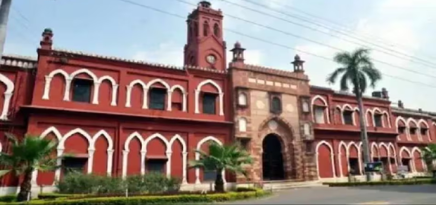 Firing in Aligarh Muslim University : AMU कैंपस में फायरिंग से 2 कर्मचारी हुए घायल, सुरक्षाबलों ने हमलावरों को दबोचा