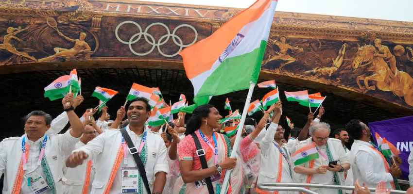 
								Paris Olympics 2024 Opening Ceremony: पेरिस में शुरू हुआ खेलों का महाकुंभ, सिंधु-अचंत ने की भारतीय दल की अगुवाई